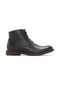 Bota de cuero negra hasta el tobillo con un acabado suave, punta redonda, cordones en la parte delantera y un tacón de madera marrón. Diseñada para la durabilidad y la comodidad.