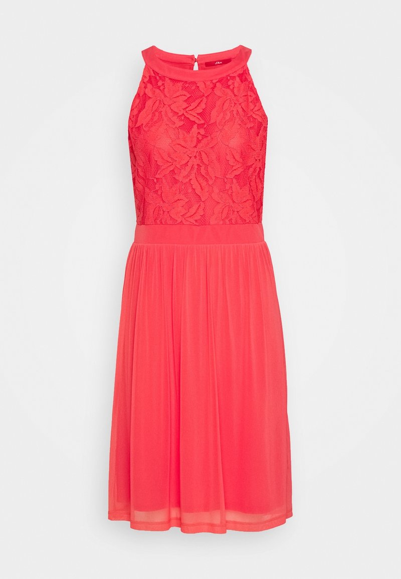 Robe rose corail sans manches avec corsage en dentelle, taille ajustée et jupe fluide longueur genou, avec un col rond et fermeture par boutons dans le dos.