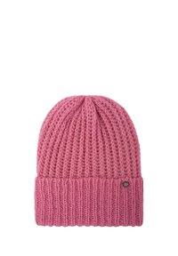 Różowa dziana czapka z prążkowanym wzorem, z zawiniętym mankietem i małą metalową metką po boku.
