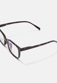 Gafas de vista rectangulares de carey con lentes transparentes, que presentan un acabado brillante, patillas elegantes y un sutil grabado de la marca en el interior de la patilla.