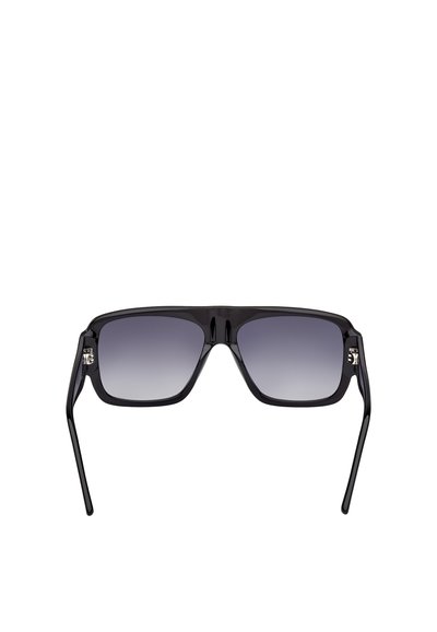 Czarne, przerośnięte okulary przeciwsłoneczne z gradientowymi, ciemnoszarymi soczewkami, prostokątny kształt, błyszcząca oprawka, srebrne akcenty na zawiasach.