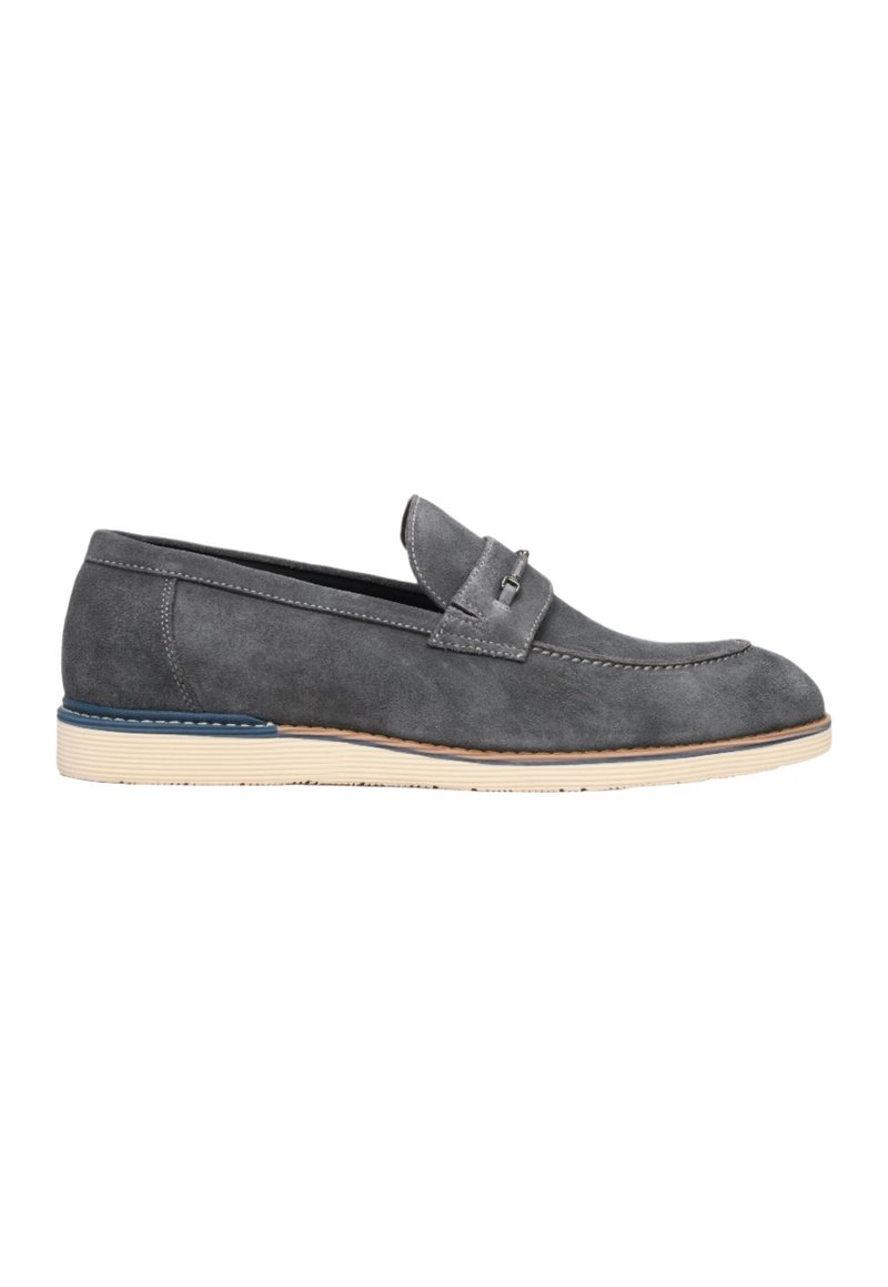Graue Wildleder-Loafer mit einer flachen, strukturierten Sohle, die einen dekorativen Riemen über dem Spann und einen kontrastierenden blauen Akzent an der Sohle aufweist.