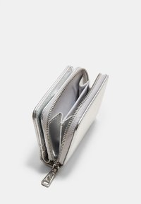 Srebrny portfel na zamek z gładkim metalicznym wykończeniem, dwoma przegrodami i materiałowym wnętrzem w delikatny wzór w jodełkę.