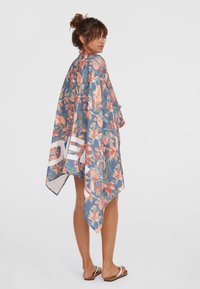 Gėlių rašto kimono su tamsiai mėlynu fonu, puoštas didelėmis oranžinėmis ir rožinėmis gėlėmis. Lengvas audinys, laisvas dizainas su asimetriniu apvadu.
