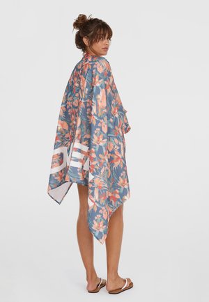 Blommigt kimono med marinblå bakgrund, prydd med stora orange och rosa blommor. Lättviktsmaterial, svävande design med asymmetrisk fåll.