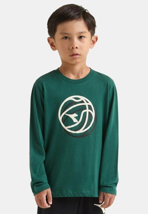 Maglietta verde a maniche lunghe in cotone, con un grande logo circolare bianco e nero sul davanti. Taglio casual con scollo a costine.