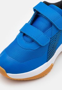 Modré sportovní boty s vrškem z síťoviny a syntetického materiálu, dvěma suchými zipy, bílou mezipodešví a gumovou podešví s texturovaným vzorem.
