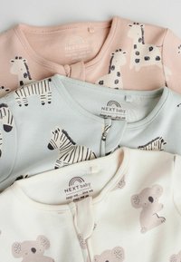 Tre baby bodystockings: en lyserød med giraffemønster, en lyseblå med zebramønster, og en cremefarvet med koalamønster, alle i blød bomuld.