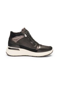 Schwarzer High-Top-Sneaker aus glänzenden und matten Materialien, mit einem Reißverschluss, Schnürung und einer weißen, sogenannten Chunky-Sohle.