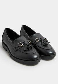 Schwarze Lederloafer mit glänzender Spitze, dekorativen Quasten und silbernen Hardware-Akzenten. Niedriger, robuster Absatz für Komfort. Glatte Oberfläche entlang des gesamten Schuhs.