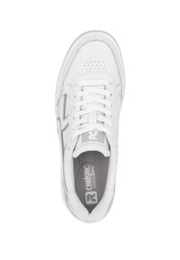 Baskets blanches avec une tige en cuir lisse, boîte à orteils perforée, lacets ronds et accents gris. Dotées d'une semelle intérieure rembourrée étiquetée "Rieker Swing 360."