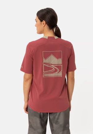 Chemise rouge à manches courtes avec une finition texturée. Dotée d'un graphique de montagne beige au dos. Encolure ronde simple et coupe décontractée.