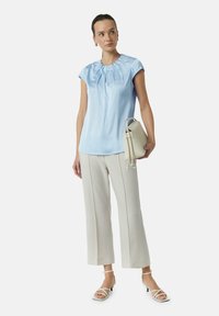 comma MIT RAFFUNG - Blouse - hellblau