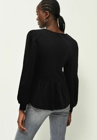 Next TWIST FRONT - REGULAR FIT - Pikkade varrukatega topp - black