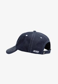 Mørkeblå denim baseball cap med hvid stikning, buet skygge, justerbar strop bagpå og logo detaljer på siden.