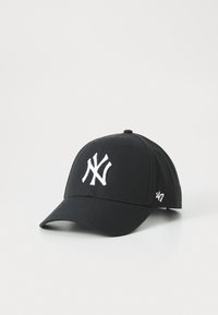 Sort kasket med bøjet skygge, der har en hvid broderet New York-logo foran og "47" på siden. Stoffet er glat, med en struktureret design.