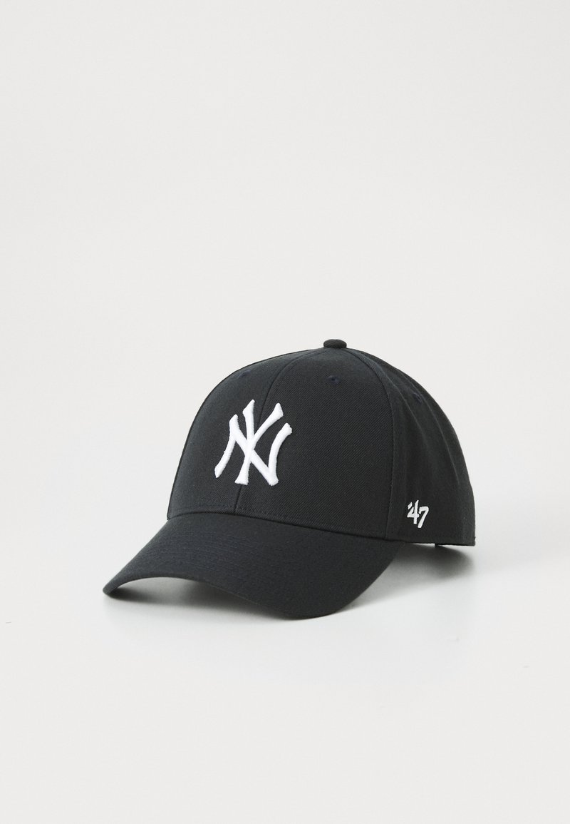 Sort kasket med bøjet skygge, der har en hvid broderet New York-logo foran og "47" på siden. Stoffet er glat, med en struktureret design.