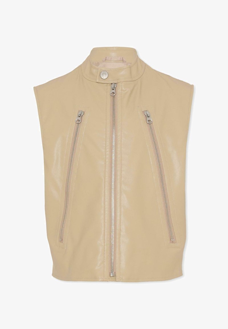 Beżowa skórzana kamizelka bez rękawów z wysokim kołnierzem, wyposażona w dwie przednie kieszenie na zamek błyskawiczny i srebrne suwaki, gładka tekstura.