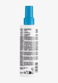 Spray conditionneur pour cheveux dans une bouteille cylindrique blanche avec un bouchon-pompe bleu. Contient un texte multilingue et un code QR au dos.