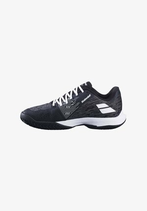 Zapatilla deportiva en blanco y negro con parte superior de malla texturizada, líneas de diseño intrincadas, puntera reforzada y suela de goma con patrones de almohadilla.