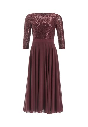 Robe bourgogne avec un corsage ajusté orné de sequins et une jupe plissée en chiffon à longueur genou. Manches trois-quarts et fermeture éclair au dos.