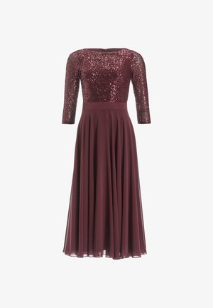 Bordeaux jurk met een glinsterende, aangesloten bovenkant en een geplooide chiffon rok tot de knie. Driekwart mouwen en een rits aan de achterkant.
