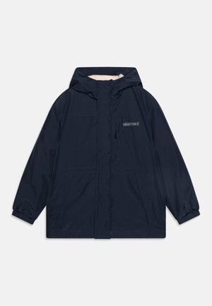 Veste imperméable bleu marine avec capuche, fermeture éclair frontale et doublure en polaire. Dotée de deux poches latérales et d'une poche poitrine avec un détail de logo.