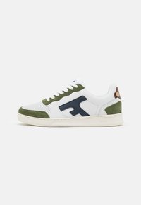 Sneakers bianche con dettagli in suede verde e logo blu navy. Presentano una punta perforata, lacci bianchi e suola in gomma crema. Piccolo dettaglio del logo sul tallone.