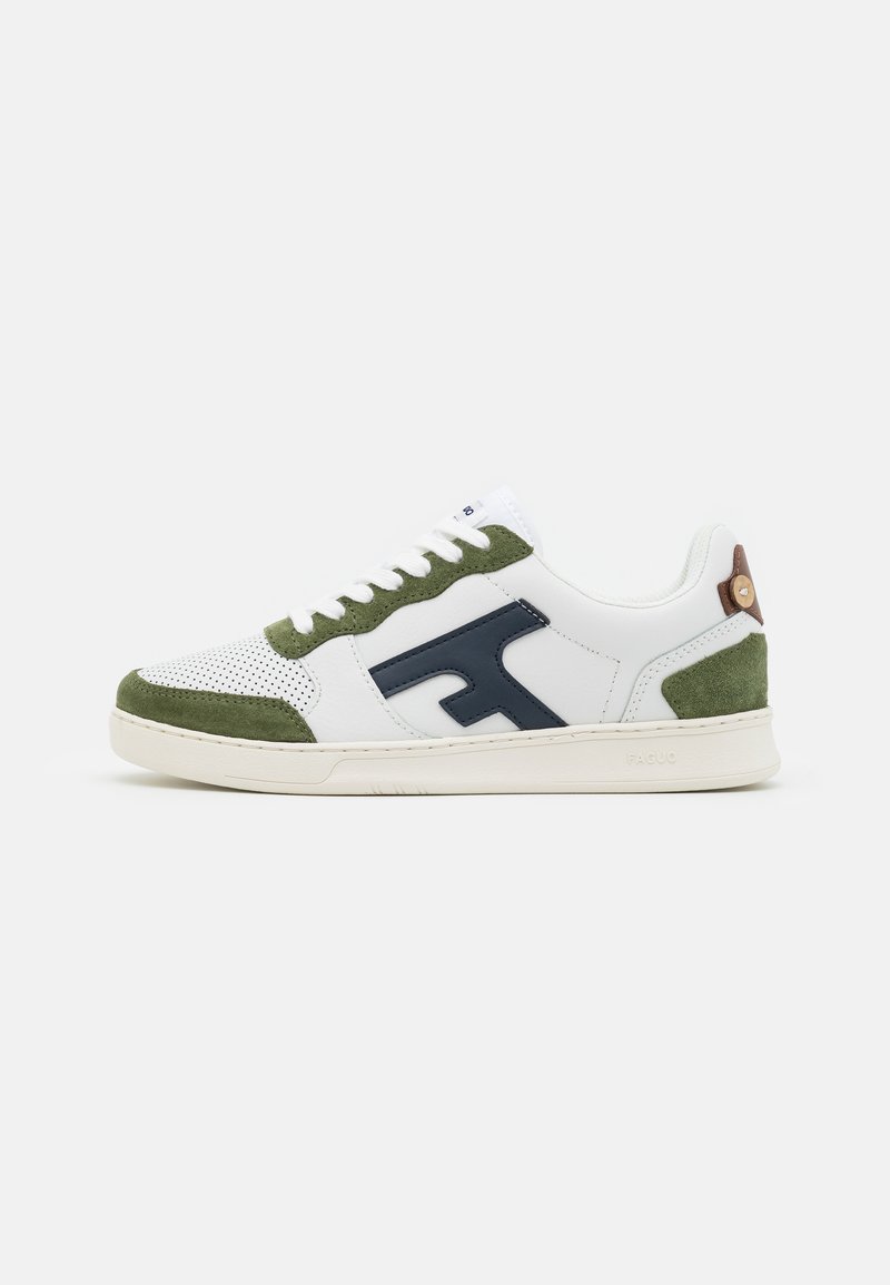 Weiße Sneaker mit grünen Wildlederakzenten und navy Logo. Merkmale sind ein perforierter Zehenbereich, weiße Schnürsenkel und eine cremefarbene Gummisohle. Kleines Logodetail an der Ferse.