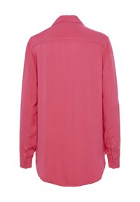 Long-sleeved shirt in bright pink, made of smooth fabric. Features a collar, buttoned cuffs, and a curved hem. Back view only.