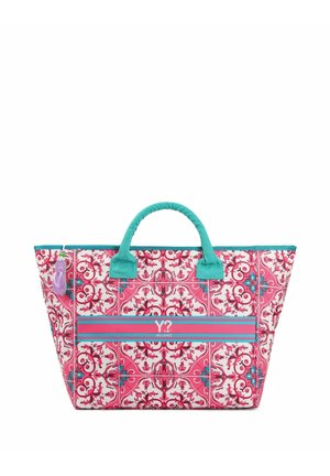 Borsa tote con motivo floreale a mattonelle rosa e rosso, manici turchesi, tasca frontale a righe e un piccolo portachiavi viola sul lato.