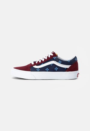 Lavtopet sneaker med bordeaux ruskind på tå og hæl, navyblå sider med lyseblå blomsterprint, hvide snørebånd og tyk hvid sål.