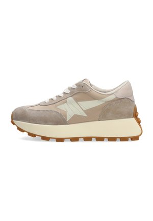 Beige en taupekleurige suède en leren sneaker met wit sterrenlogo, dikke crèmewitte zool, witte veters en een bruine loopzool met profiel.