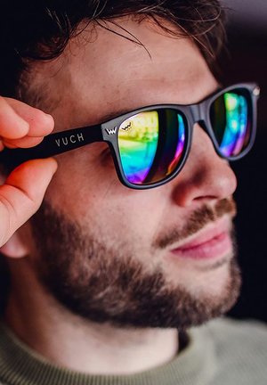 Schwarze Sonnenbrille mit rechteckiger Form, reflektierenden Regenbogen-Gläsern und dem Markennamen "VUCH" an der Fassung; elegante mattschwarze Oberfläche.