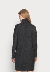 Vero Moda VMBRILLIANT ROLLNECK DRESS - Stickad klänning - black melange
