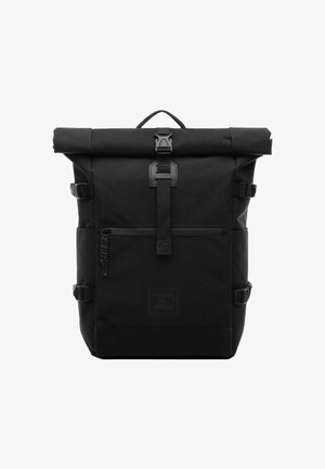 Zaino nero con risvolto realizzato in tessuto resistente, dotato di spallacci regolabili, una tasca anteriore con zip e un dettaglio logo testurizzato.