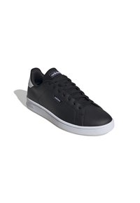 Czarne niskie trampki Adidas z białą podeszwą, czarnymi sznurowadłami oraz detalami logo na języku i boku, przedstawione na białym tle.