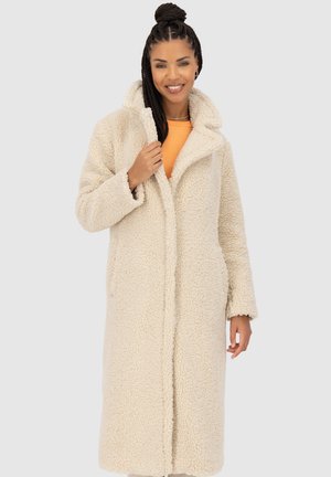 Cremfarbene Kunstfelljacke mit langen Ärmeln, oversized Kapuze und offenem Design. Verfügt über zwei Seitentaschen und eine weiche, strukturierte Oberfläche.