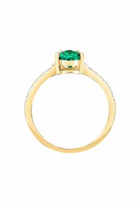 Anello d'oro con una pietra verde rotonda incastonata in una montatura a quattro griffes, accentuato da piccole pietre trasparenti lungo la fascia. Finitura liscia e lucida.