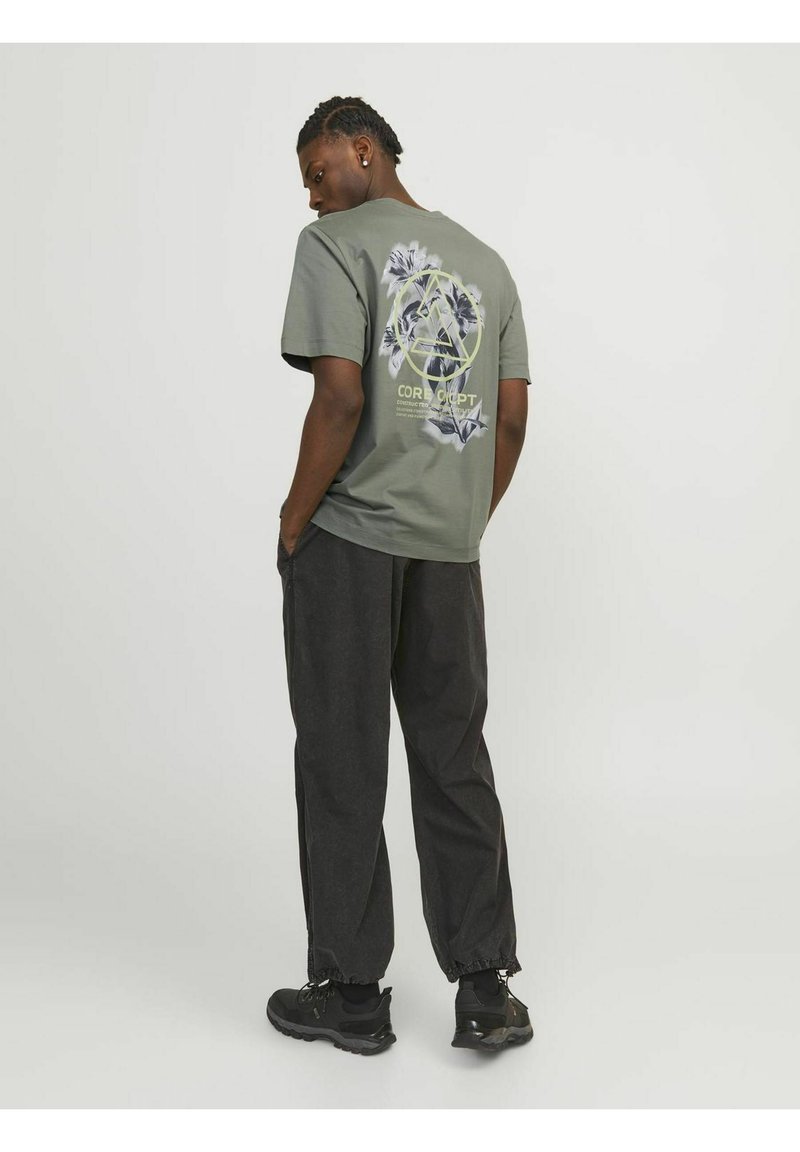 Jack & Jones JCOSTAGGER TEE SS CREW NECK - T-shirt con stampa - agave green