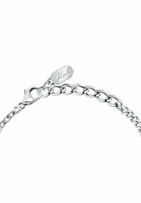 Silbernes Kettenarmband mit ineinandergreifenden Gliedern, versehen mit einem Markentag, der mit einem Karabinerverschluss befestigt ist. Glatte, polierte Oberfläche.