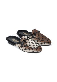 Mule z podszyciem z sztucznego futra w brązowo-kremowym aksamicie, z kwiecistym wzorem, czarnymi akcentami i niskim blokowym obcasem. Logo marki widoczne wewnątrz.