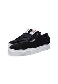 Schwarze Wildledersneaker mit weißen Gummisohlen, ausgestattet mit flachen Schnürsenkeln, Metallösen und markierten Zungentags in Schwarz und Rot.
