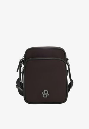 Borsa a spalla marrone scuro con una texture liscia, caratterizzata da un logo argentato e due scomparti con zip. Cinghia regolabile per comodità.