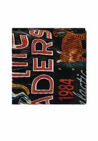 Tissu matelassé noir avec le texte rouge "LILY PADERS 1984", une illustration de chat roux tigré, des étoiles et un motif de serpent rayé bleu.