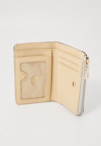 Portefeuille beige en cuir lisse, doté de plusieurs emplacements pour cartes, d'une fenêtre transparente pour carte d'identité et d'une fermeture à bouton-pression dorée.
