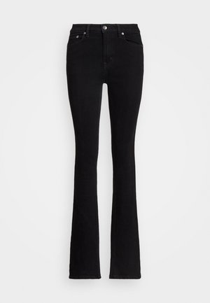 Jean noir taille haute, coupe slim aux cuisses avec un léger évasement aux chevilles, avec poches avant et fermeture par bouton.