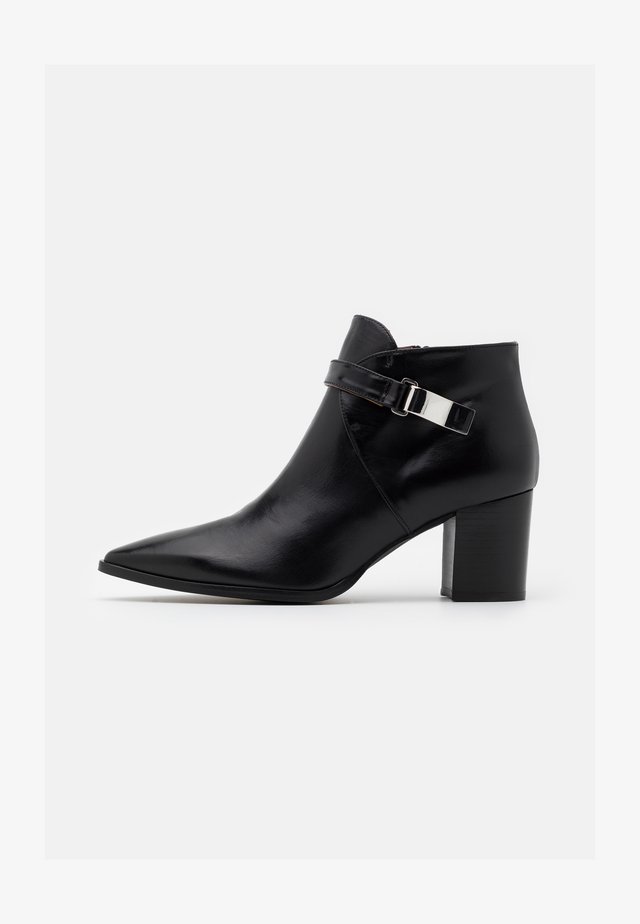 BENETTBO - Boots à talons - black