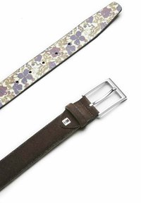 Brauner Wildledergürtel mit floral gemustertem Innenfutter und silberner Metallschnalle. Verfügt über Einstelllöcher entlang der Gürtelänge.