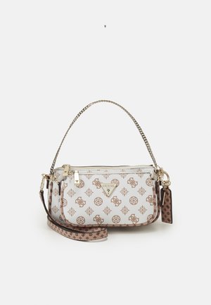 Weiße und beigefarbene Guess Handgelenktasche mit goldener Kettenhenkel, Monogramm-Druck, vorderer Reißverschlusstasche und angebrachtem Anhänger auf weißem Hintergrund.